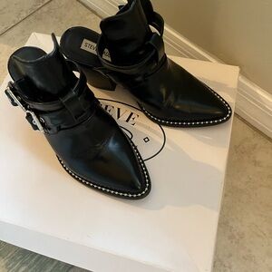 Steve Madden Black Leather Buckle Mule with Silver Hardware. Head’s turned 🥳